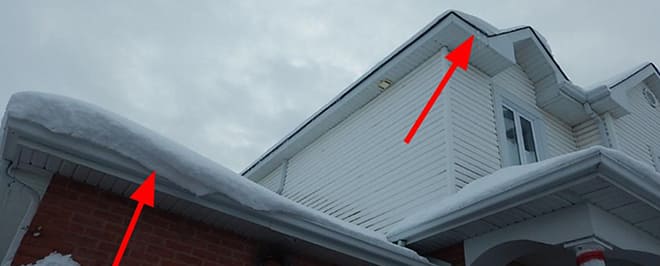 Formation de glace en bordure de toit.